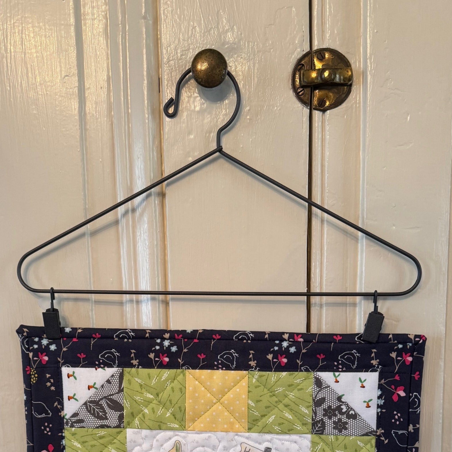 Mini-Quilt Hanger - The Art of Home - Jacquelynne Steves