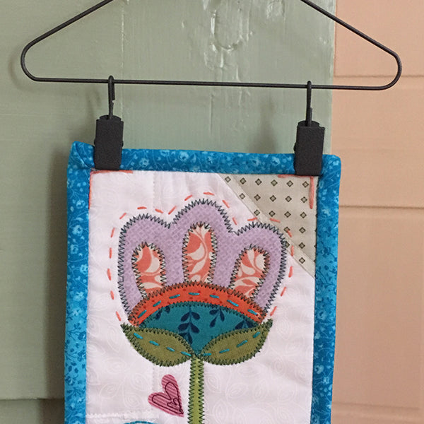 Mini-Quilt Hanger - Jacquelynne Steves